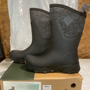 Women’s Arctic Ice Agate muck Boot size 10